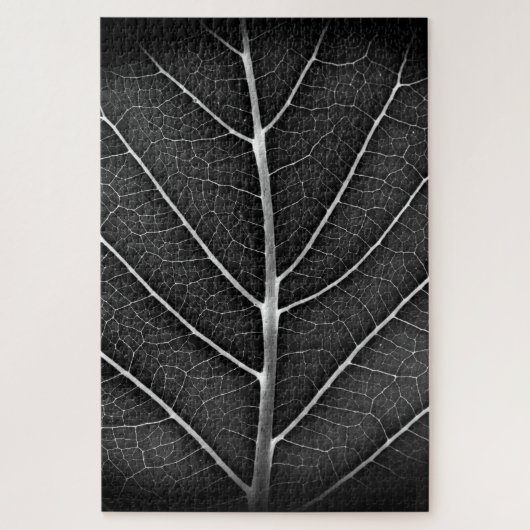 Zwart-wit gloeiend blad close-up legpuzzel (Verticaal)