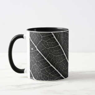 Zwart-wit gloeiend blad close-up mok