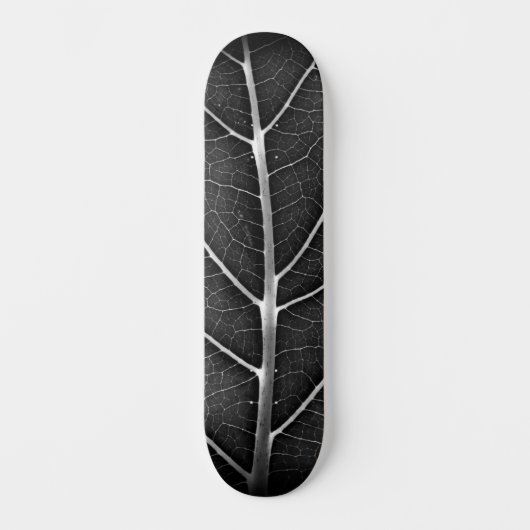 Zwart-wit gloeiend blad close-up persoonlijk skateboard (Voorkant)