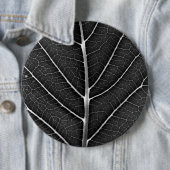 Zwart-wit gloeiend blad close-up ronde button 6,0 cm (In situ)