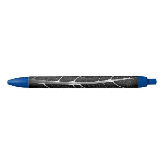 Zwart-wit gloeiend blad close-up zwarte inkt pen (Voorkant)