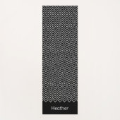 Zwart-Wit Golvende Chevron Zigzag Met Naam Yogamat (Voorkant)