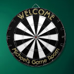 Zwart Wit Goud Man Cave Pub Game Nachtkamer Dartbord<br><div class="desc">Creëer uw eigen aangepaste, gepersonaliseerde, leuke, coole, stijlvolle, zwart-witte kleur, faux gouden lettertype / typografie / script / tekst, regelmaat (18 "diameter, 1"h) aluminium lijst metalen kooi dartboard. Wordt geleverd met 6 messing darts (3 Amerikaanse vlag dart vluchten en 3 UK dart vluchten). U kunt het overal monteren - boven...</div>