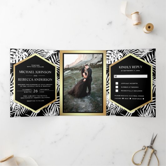 Zwart-wit Gouden Folie Tropische Palm Bruiloft Drieluik Uitnodiging (Binnen)