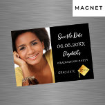 Zwart wit Graduation Party Save the Date magneet Magnetische Uitnodiging<br><div class="desc">Een foto Bewaar de datum magneetkaart voor een afstudeerfeest. Aan de voorkant: Voeg je eigen foto van de afstuderen grootte toe. Een chique zwarte achtergrond, witte tekst. Sjablonen voor naam en datum. De naam en de tekst: Save the Date zijn geschreven met een modern handgeschreven stijlscript. Met een modern abstract...</div>