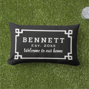 Zwart-Wit Griekse Sleutel Monogram Welkom Buitenkussen
