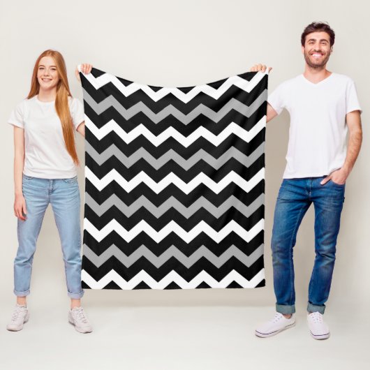 Zwart Wit & Grijs Chevron Print Patroon Fleece Deken (In situ)
