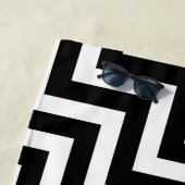 Zwart-wit grote diagonale Chevron strepen Strandlaken (In situ)