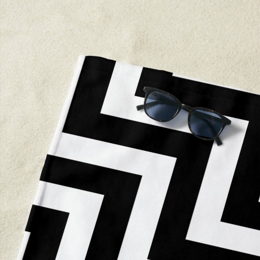 Zwart-wit grote diagonale Chevron strepen Strandlaken (In situ)