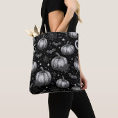 Zwart-wit Halloween Pompoen, Vleermuis, Spiderweb Tote Bag (Dichtbij)