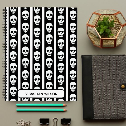 Zwart-wit Halloween Skull Pattern Monogram Notitieboek
