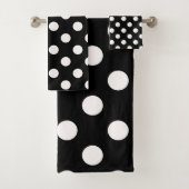 Zwart Wit Halve Kleur Split Inverse Polka Dots Bad Handdoek (Insitu)