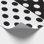 Zwart Wit Halve Kleur Split Inverse Polka Dots Cadeaupapier (Hoek)