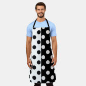 Zwart Wit Halve Kleur Split Inverse Polka Dots Schort (Gedragen)