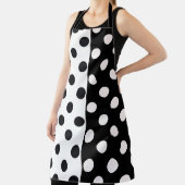 Zwart Wit Halve Kleur Split Inverse Polka Dots Schort (Insitu)