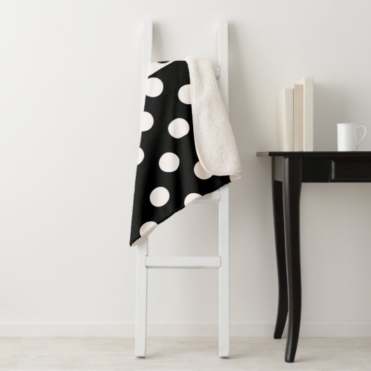 Zwart Wit Halve Kleur Split Inverse Polka Dots Sherpa Deken (In situ)
