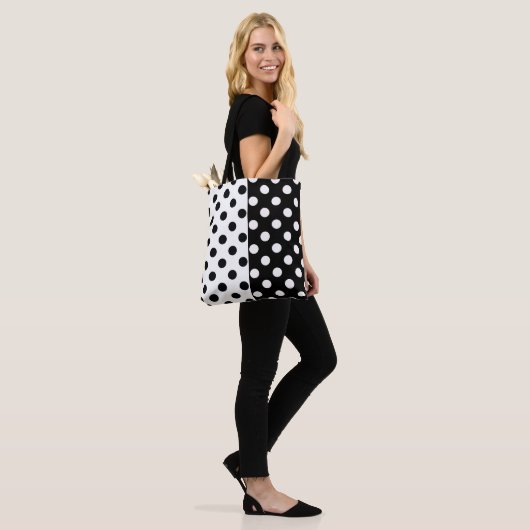 Zwart Wit Halve Kleur Split Inverse Polka Dots Tote Bag (Op model)
