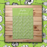 Zwart & wit hand getrokken bloemen op groen patroo theedoek<br><div class="desc">Dit prachtige bloemenpatroon van zwart-witte tekeningen van bloemen contrasteren op een groene achtergrond. Het kunstwerk is gemaakt met zwarte inkt op wit papier en een felle tint van jong gras voor de achtergrond die een lente- en vroege zomervibe geeft. Het ontwerp kan worden gepersonaliseerd met een naam en beschrijving van...</div>