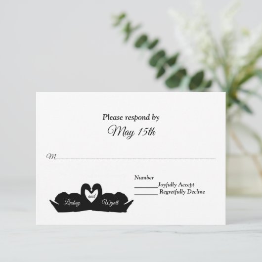 Zwart-wit hart en zwanen bruiloft RSVP (Staand voorkant)