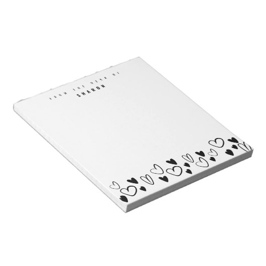 Zwart wit hart vanaf het bureau van gepersonalisee notitieblok (Schuin)