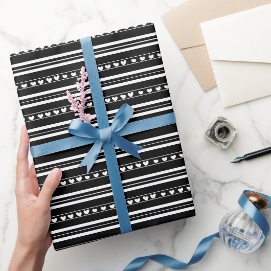 Zwart-wit hartjes in strepen cadeaupapier (Geschenken)