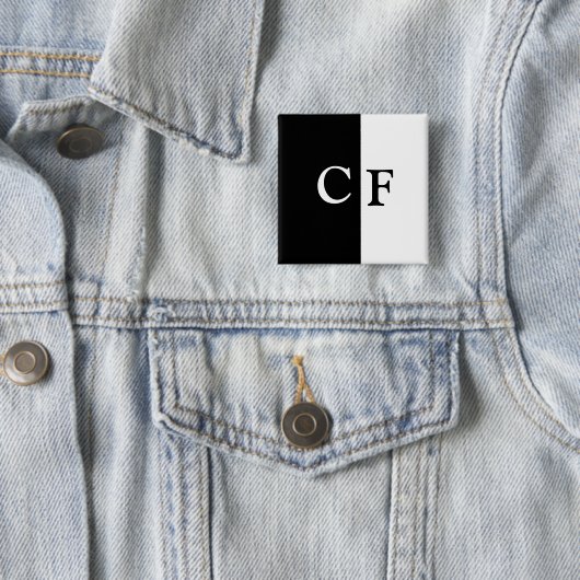 Zwart-wit helften aangepaste initialen vierkante button 5,1 cm (In situ)