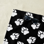 Zwart-wit hondenpootpatroon & aangepast monogram strandlaken (In situ)