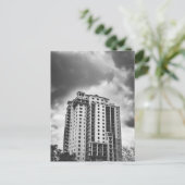 Zwart-wit hoogbouwgebouw briefkaart (Staand voorkant)