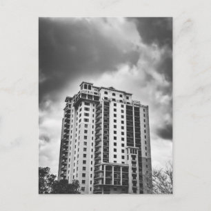 Zwart-wit hoogbouwgebouw briefkaart
