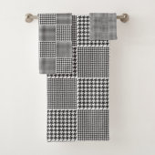 Zwart-wit Houndstooth Patroon Monogram Bad Handdoek (Insitu)