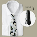 Zwart-wit Hydrangea Groomsmen Stropdas<br><div class="desc">Witte hortensia bloemen op een zwarte achtergrond. Gepersonaliseerd met trouwdatum en namen van bruid en bruidegom.</div>