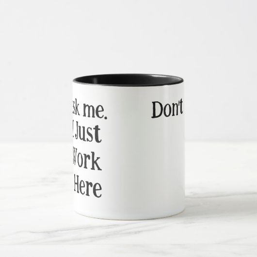 Zwart & Wit | Ik werk hier gewoon grappig Mok (Midden)