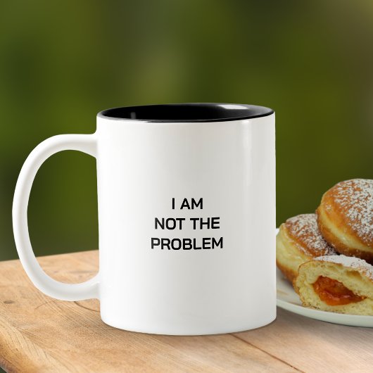 Zwart-wit is niet het probleem van typografie tweekleurige koffiemok