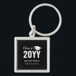 Zwart-wit Jouw naam Aangepast Afstuderen Cadeaus Sleutelhanger<br><div class="desc">Viel afgestudeerden af met deze aangepaste afstuderen sleutelhanger. Dit ontwerp biedt typografie "Klasse 2023" met zwart-wit kleurenthema. Deze eenvoudige sleutelhanger zal een mooi gepersonaliseerd cadeau zijn voor een afstuderen dag! Meer design beschikbaar in mijn winkel BaraBomDesign.</div>