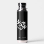 Zwart Wit Kalligrafie Bruid Tribe Bachelorette Waterfles<br><div class="desc">Deze eenvoudige elegante zwart-witte waterfles met aangepaste naam kan een perfect vrijgezellencadeau maken! Personaliseer het gemakkelijk met jouw naam. U kunt ook de achtergrondkleur wijzigen,  klik op "Bewerken met ontwerpgereedschap".</div>