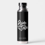 Zwart Wit Kalligrafie Bruid Tribe Bachelorette Waterfles<br><div class="desc">Deze eenvoudige elegante zwart-witte waterfles met aangepaste naam kan een perfect vrijgezellencadeau maken! Personaliseer het gemakkelijk met jouw naam. U kunt ook de achtergrondkleur wijzigen, klik op "Bewerken met ontwerpgereedschap".</div>