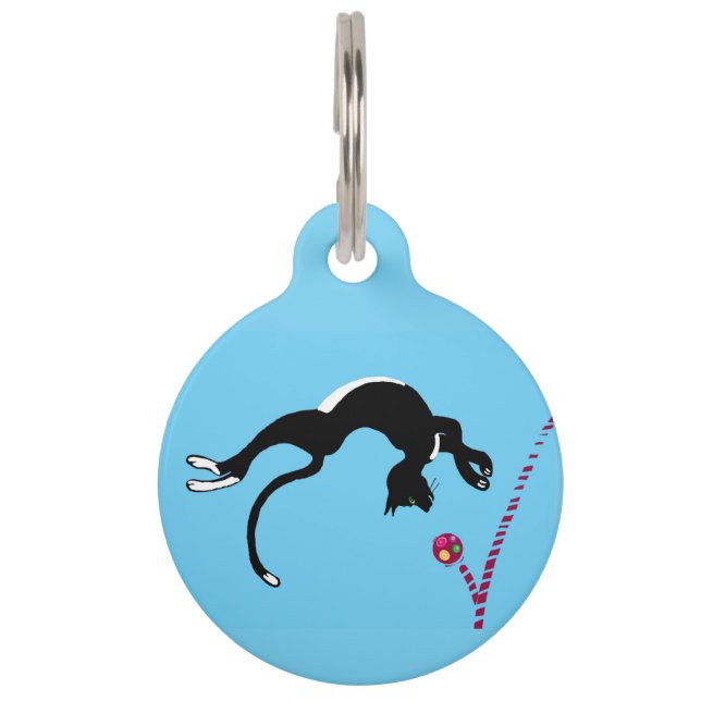 Zwart-wit Kat die een stuiterbal najaagt Huisdierpenning (Voorkant)