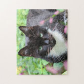 Zwart-wit kat in de tuin legpuzzel (Verticaal)