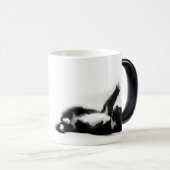Zwart-wit katje op kleurveranderende mok (Voorkant rechts)