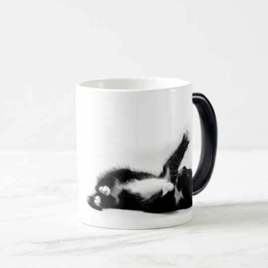 Zwart-wit katje op kleurveranderende mok (Voorkant rechts)
