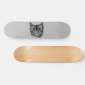 Zwart-wit kitten gezicht op grijs persoonlijk skateboard (Horizontaal)