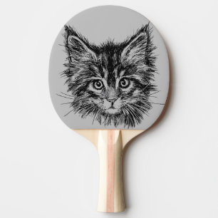 Zwart-wit kitten gezicht op grijs tafeltennisbatje