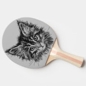Zwart-wit kitten gezicht op grijs tafeltennisbatje (Zijkant)