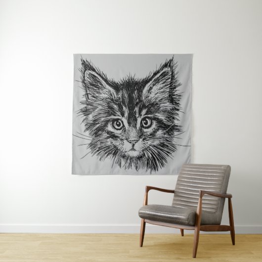 Zwart-wit kitten gezicht op grijs wandkleed (In situ)