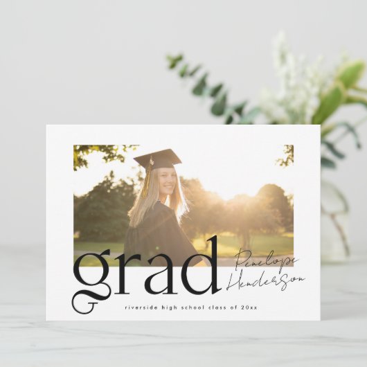 Zwart-wit klasse van 2025 Afstuderen Aankondiging (Staand voorkant)