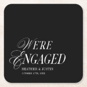Zwart-wit klassiek formeel we zijn verloofd kartonnen onderzetters (Voorkant)