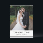 Zwart-wit klassieke typografie Fotobruiloft Bedankkaart<br><div class="desc">Stuur bedankt naar familie en vrienden omdat je je speciale dag hebt bijgewoond met deze aanpasbare bruiloft. Bedankt voor je platte kaart. Het kenmerkt klassieke typografie en gestreepte accenten. Personaliseer me door uw trouwfoto's en details toe te voegen. Deze elegante bruiloft bedankt je kaart is beschikbaar in andere kartonnen dozen....</div>