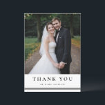 Zwart-wit klassieke typografie Fotobruiloft Bedankkaart<br><div class="desc">Stuur bedankt naar familie en vrienden omdat je je speciale dag hebt bijgewoond met deze aanpasbare bruiloft. Bedankt voor je platte kaart. Het kenmerkt klassieke typografie en gestreepte accenten. Personaliseer me door uw trouwfoto's en details toe te voegen. Deze elegante bruiloft bedankt je kaart is beschikbaar in andere kartonnen dozen....</div>