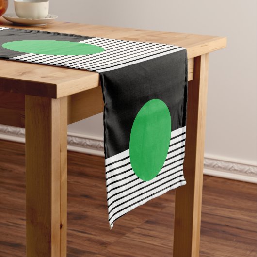 Zwart wit kleurenblok en groene cirkel korte tafelloper (Voorbeeld)