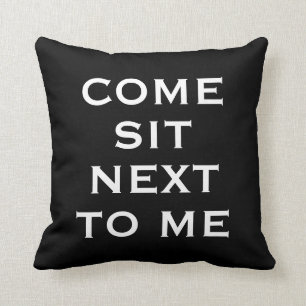 Zwart & Wit KOM NAAST ME zitten Tekst Kussen